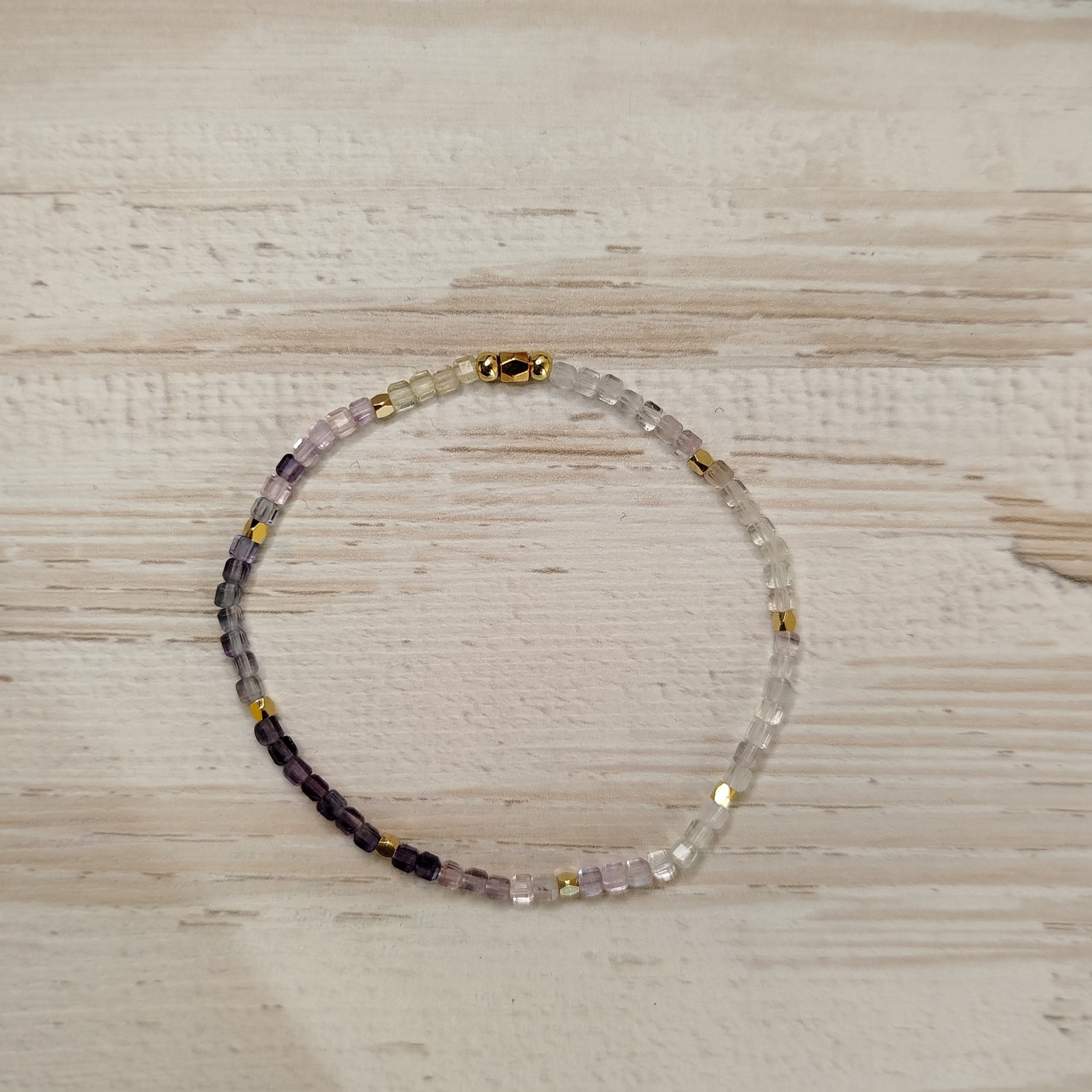 Pulsera Smira · Fluorita para claridad mental, autoexpresión y limpieza energética