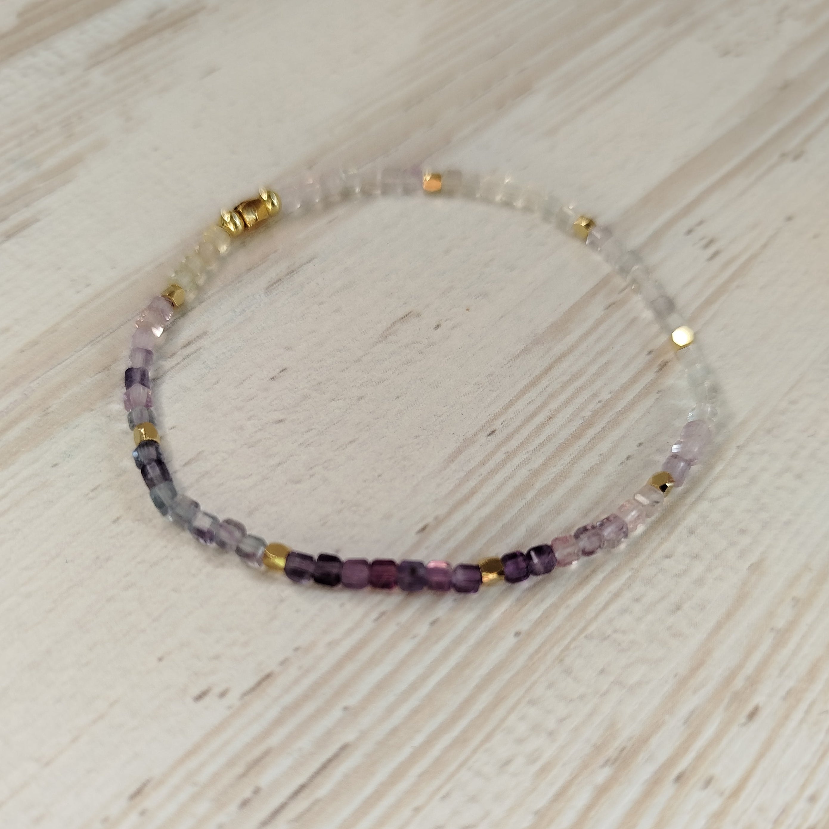 Pulsera Smira · Fluorita para claridad mental, autoexpresión y limpieza energética