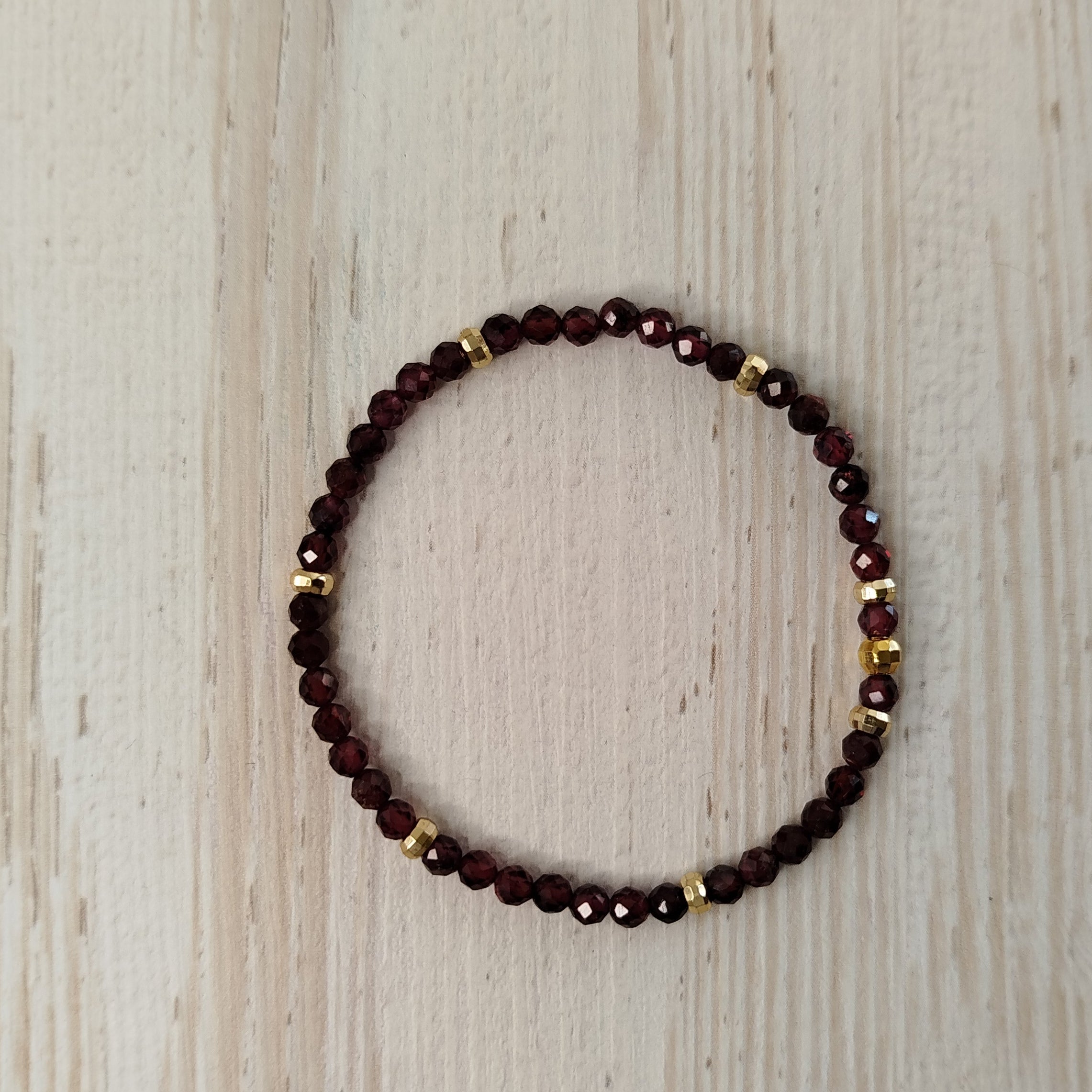 Pulsera Grevara · Granate para vitalidad, confianza y limpieza