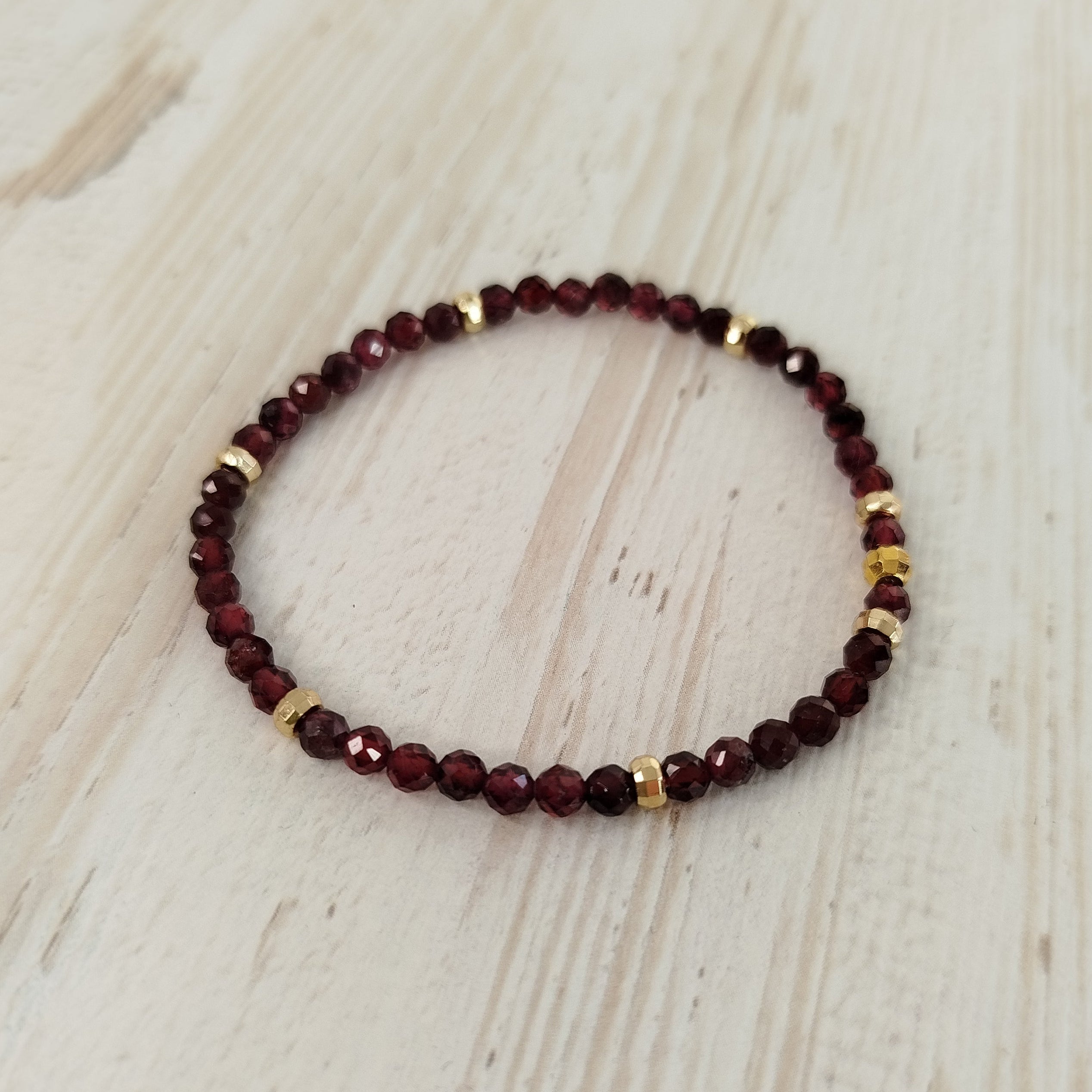 Pulsera Grevara · Granate para vitalidad, confianza y limpieza