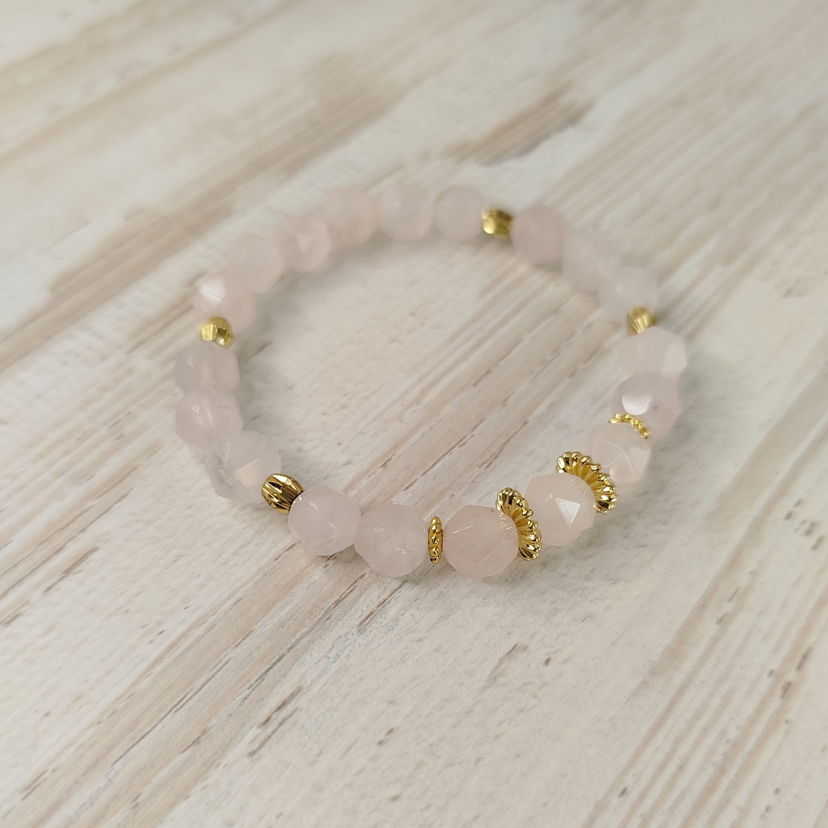 Pulsera Avyra · Cuarzo rosa para sanación emocional y limpieza energética
