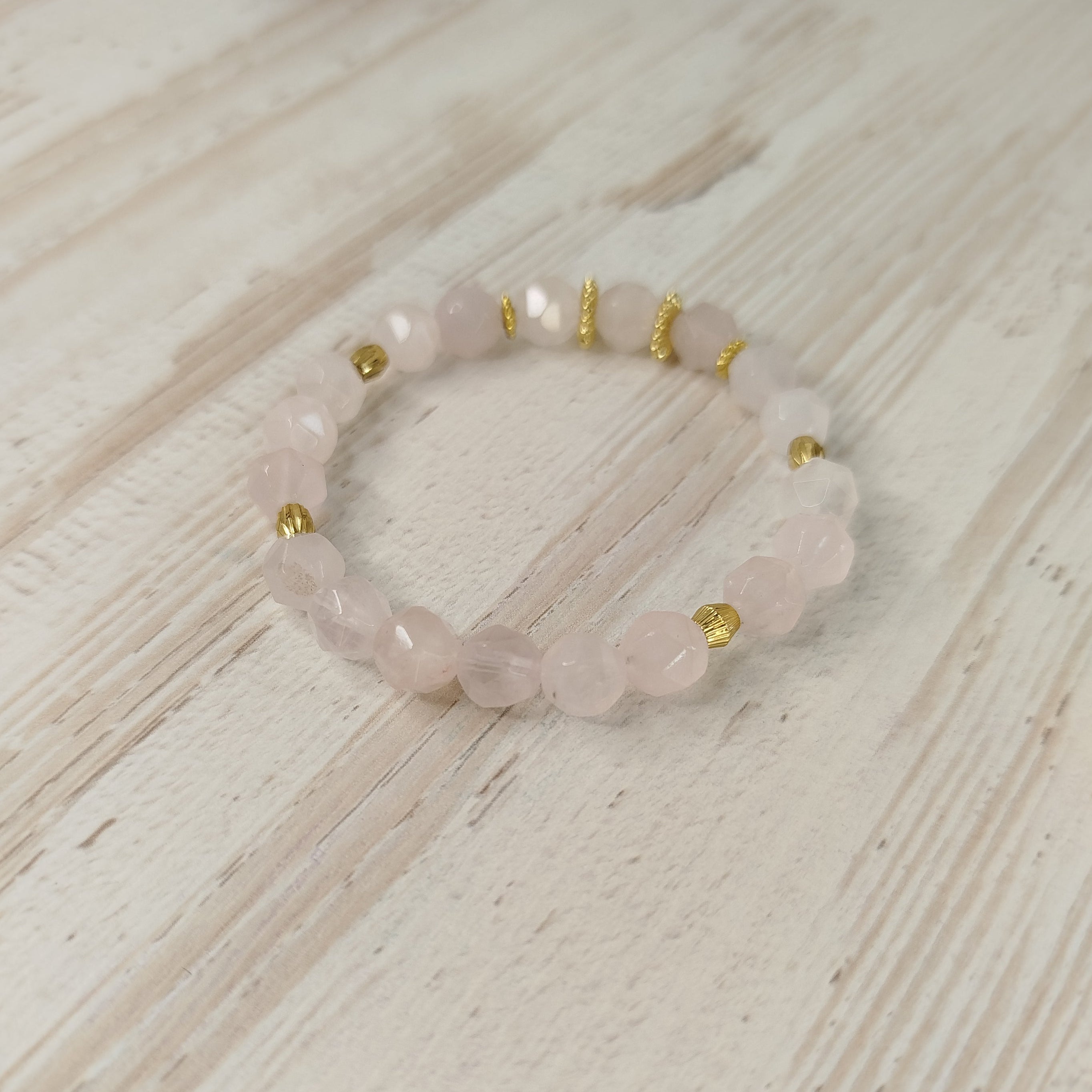 Pulsera Avyra · Cuarzo rosa para sanación emocional y limpieza energética