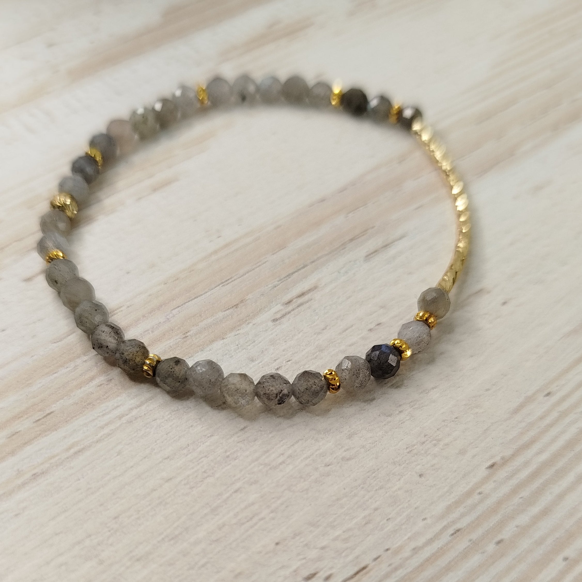 Pulsera Phyla · Labradorita para protección, claridad mental y conexión espiritual