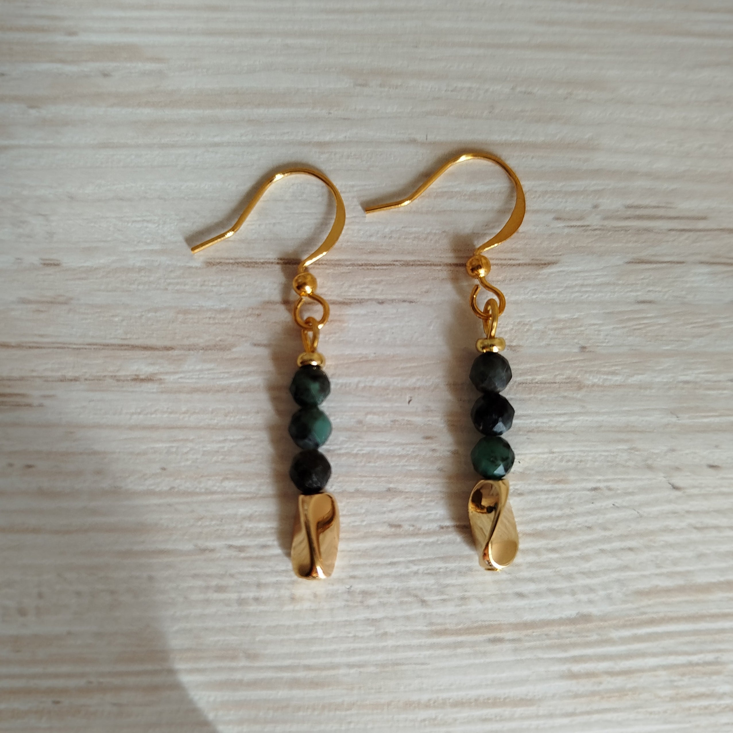 Pendientes Eirene · Esmeralda para sabiduría y abundancia