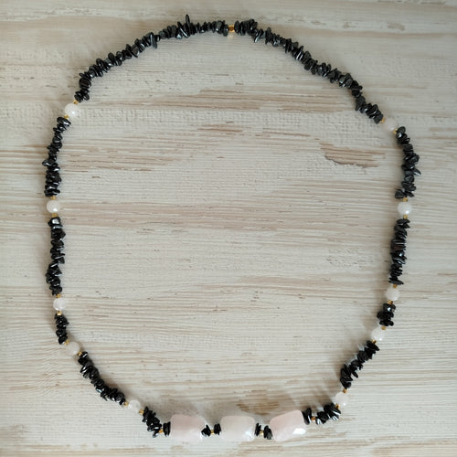 Collar Althëon - Hematites y Cuarzo rosa para protección, confianza y amor.