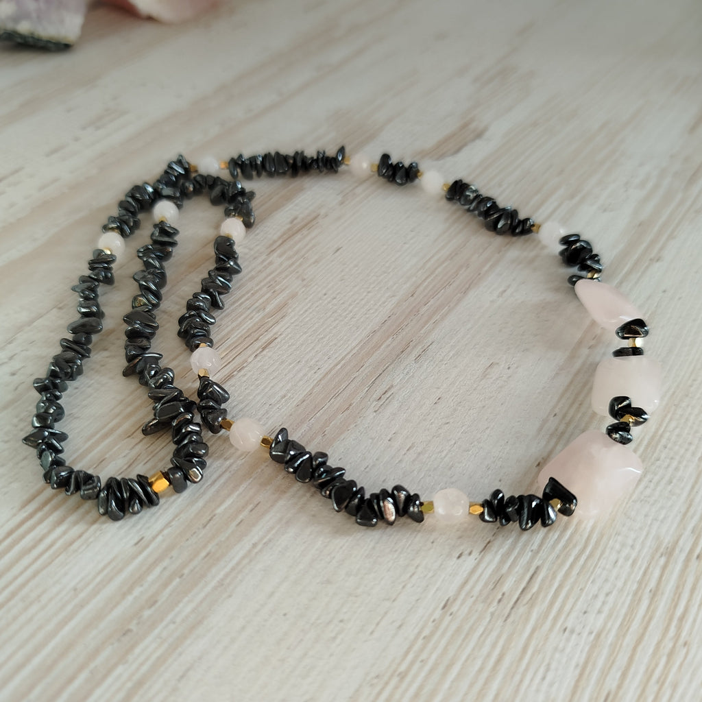 Collar Althëon - Hematites y Cuarzo rosa para protección, confianza y amor.