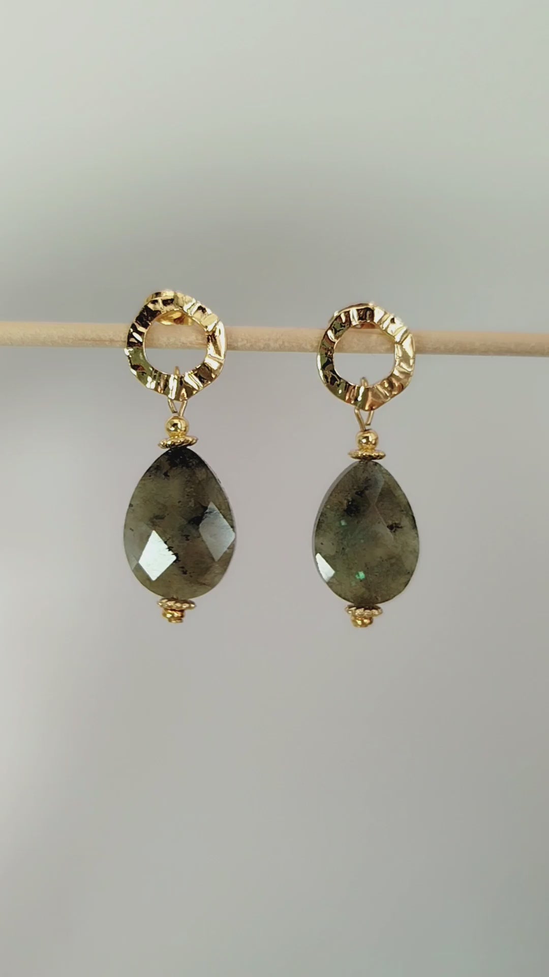 Pendientes Ethira · Labradorita para protección, limpieza e intuición