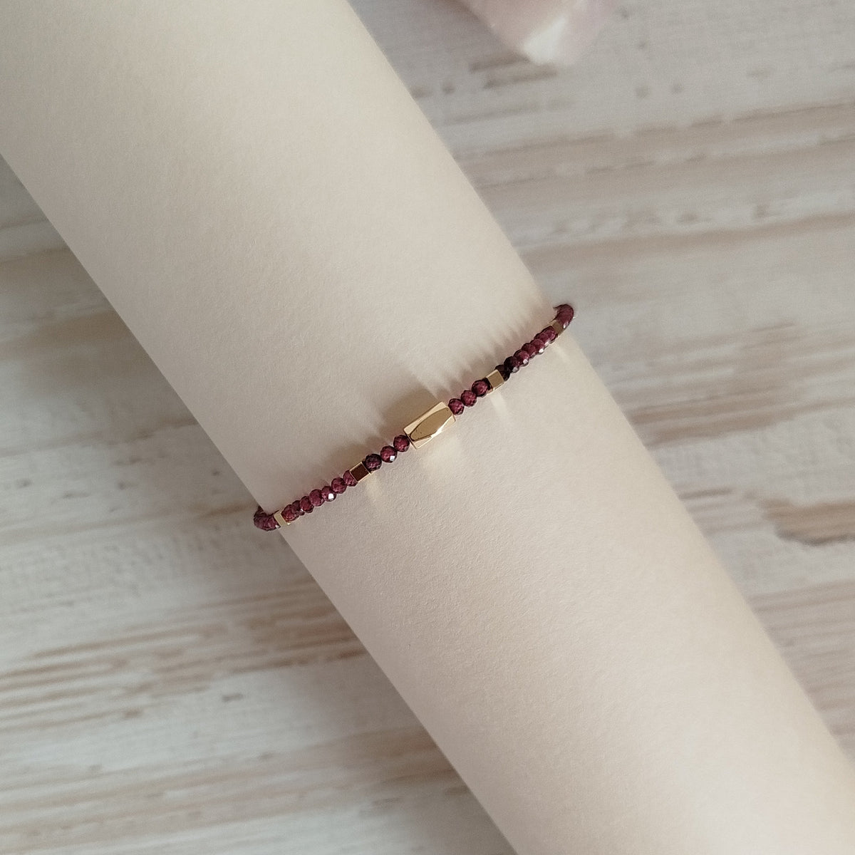 Pulsera Granate Grevara | Vitalidad · Confianza · Limpieza