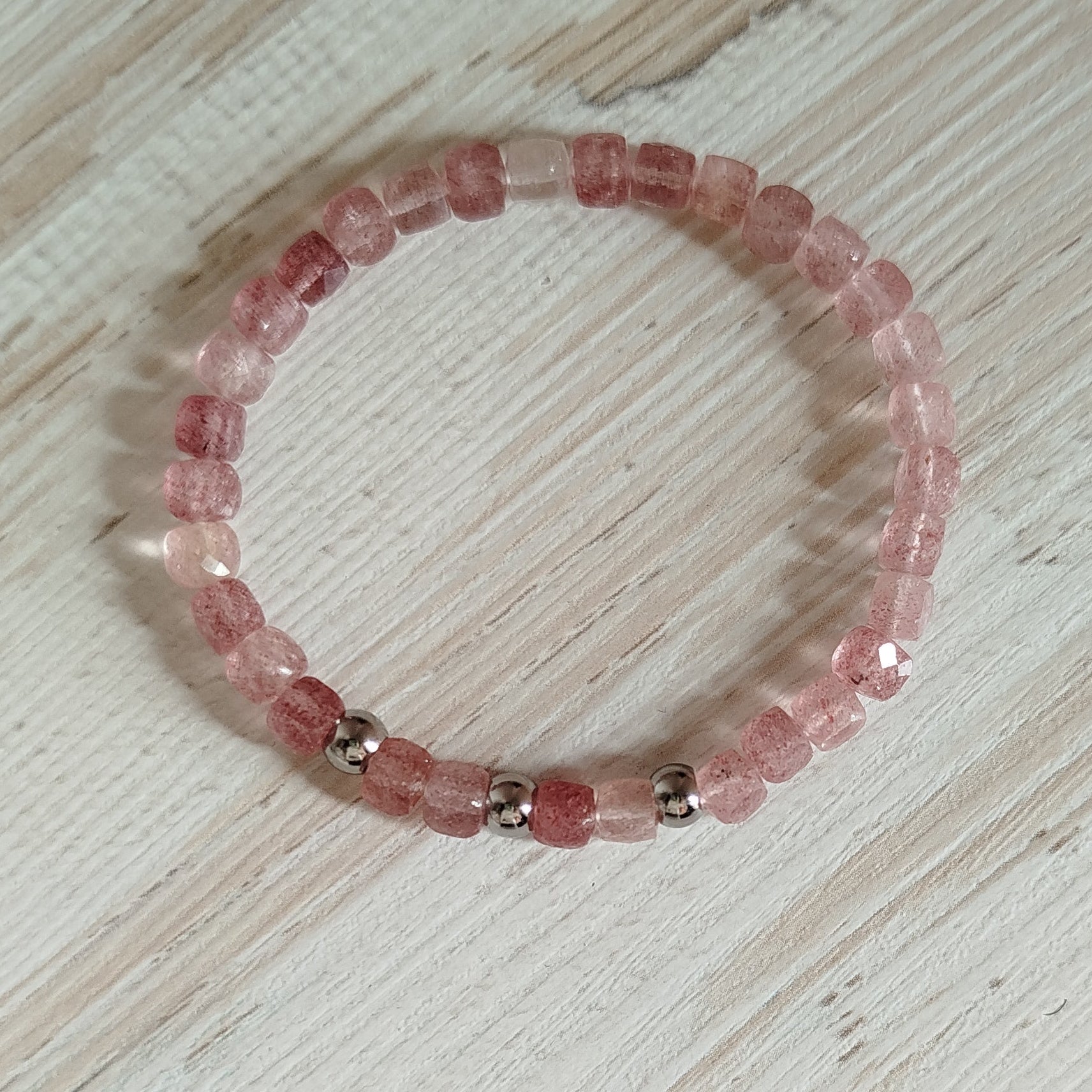 Pulsera Ameli · Cuarzo Fresa para sanación emocional y claridad mental