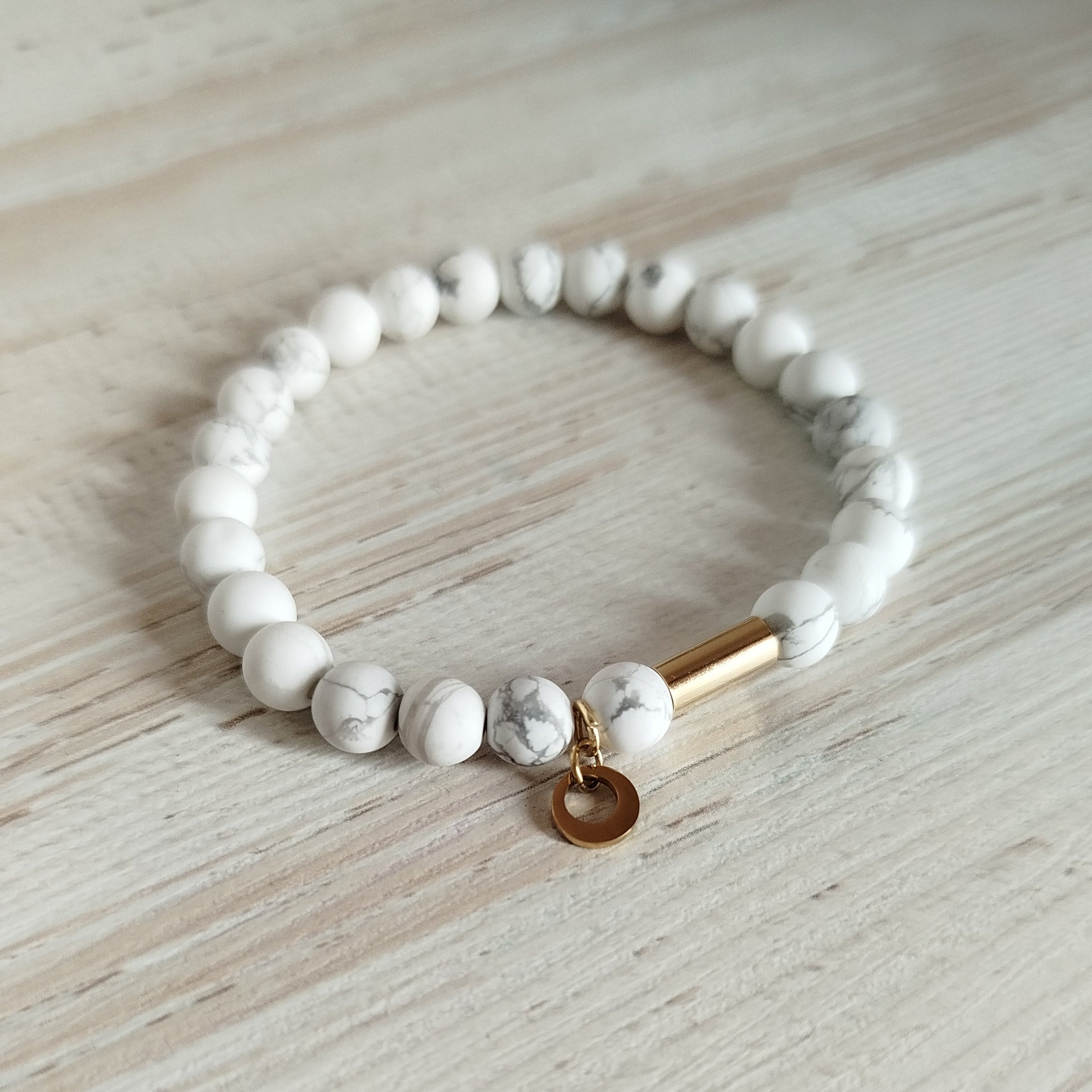 Pulsera Omira · Howlita para calma y conexión espiritual