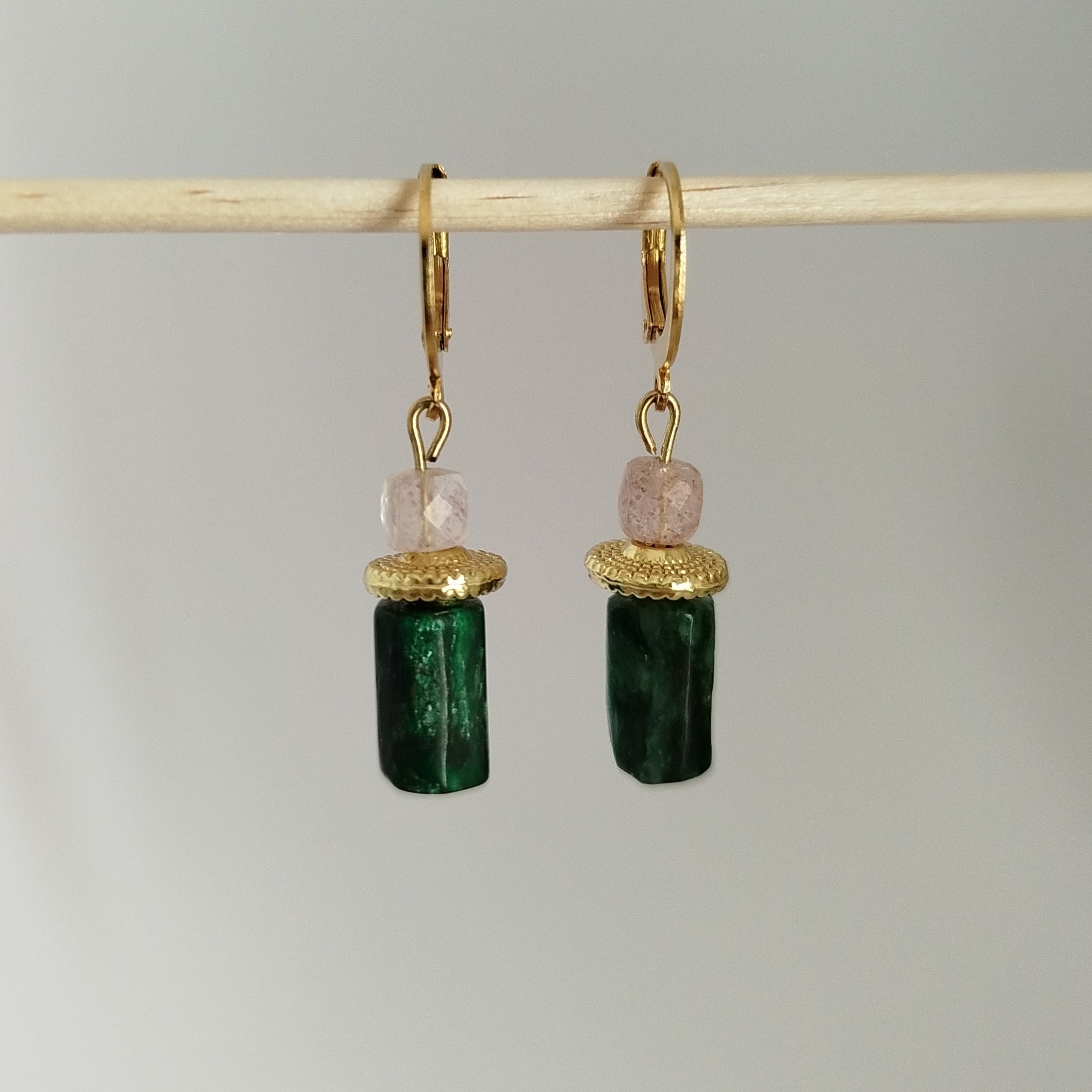 Pendientes Idaya · Esmeralda y cuarzo fresa para sanación emocional, motivación y autoexpresión