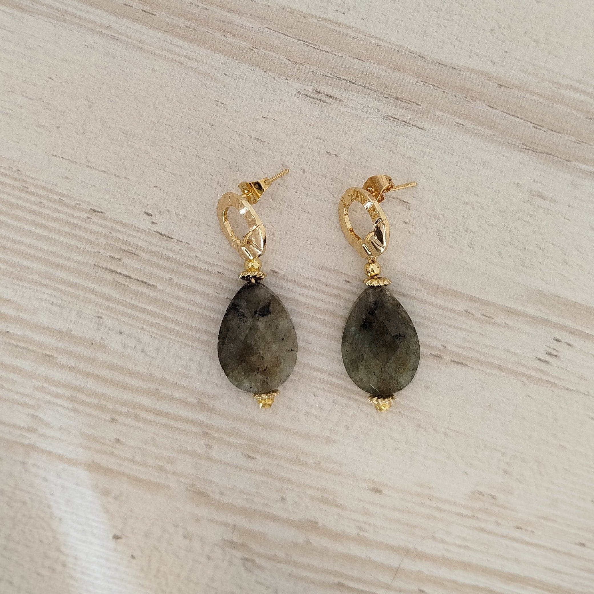 Pendientes Ethira · Labradorita para protección, limpieza e intuición