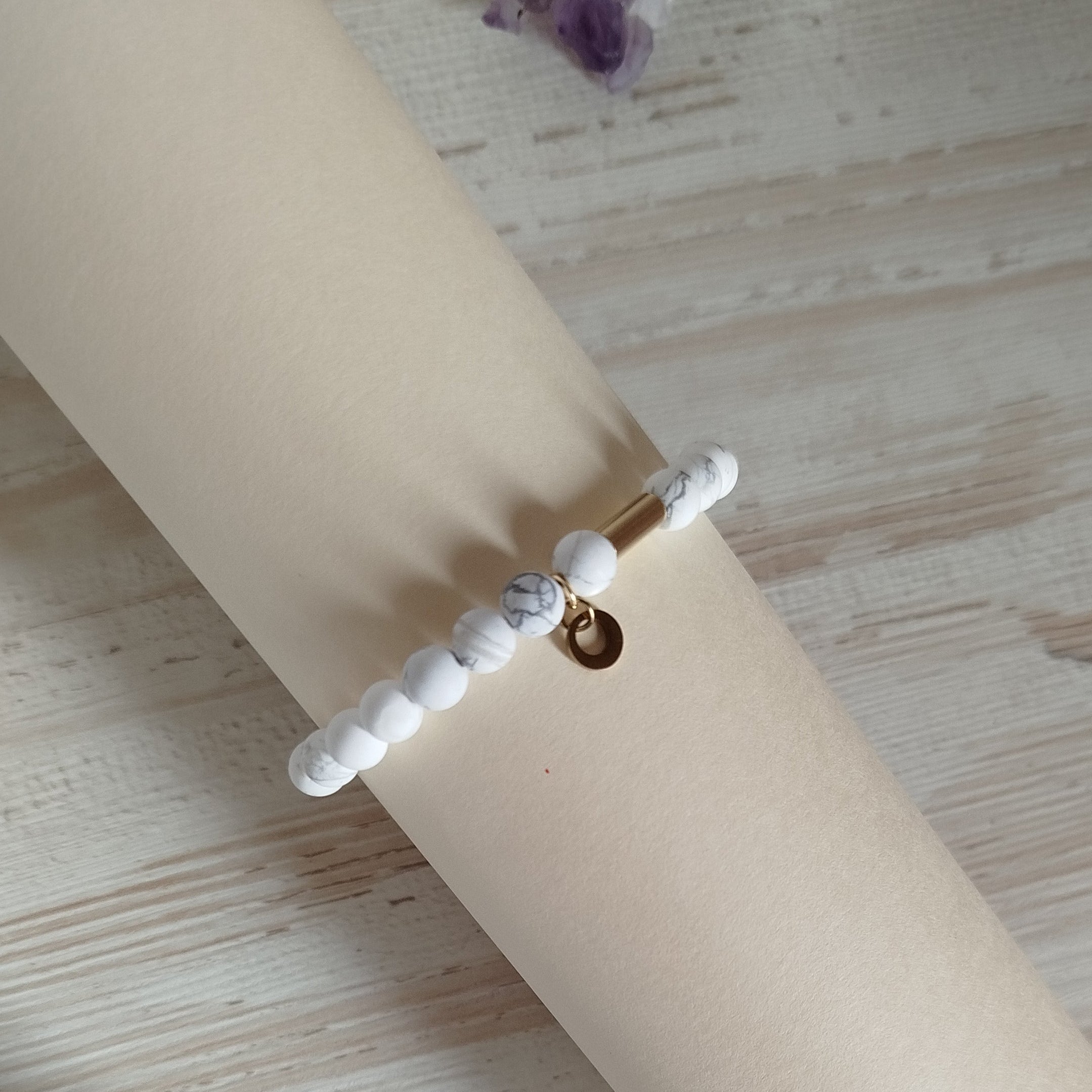 Pulsera Omira · Howlita para calma y conexión espiritual