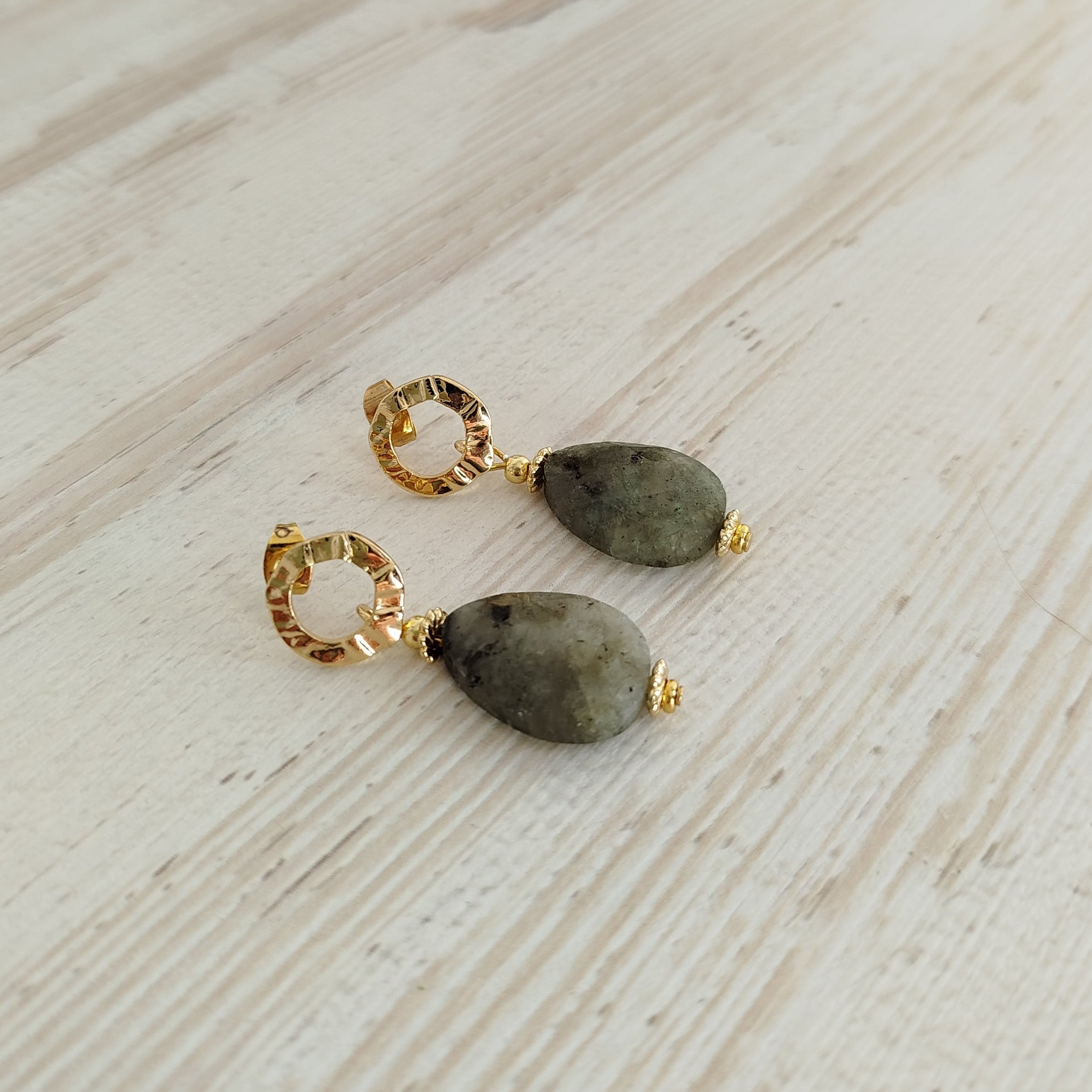 Pendientes Ethira · Labradorita para protección, limpieza e intuición