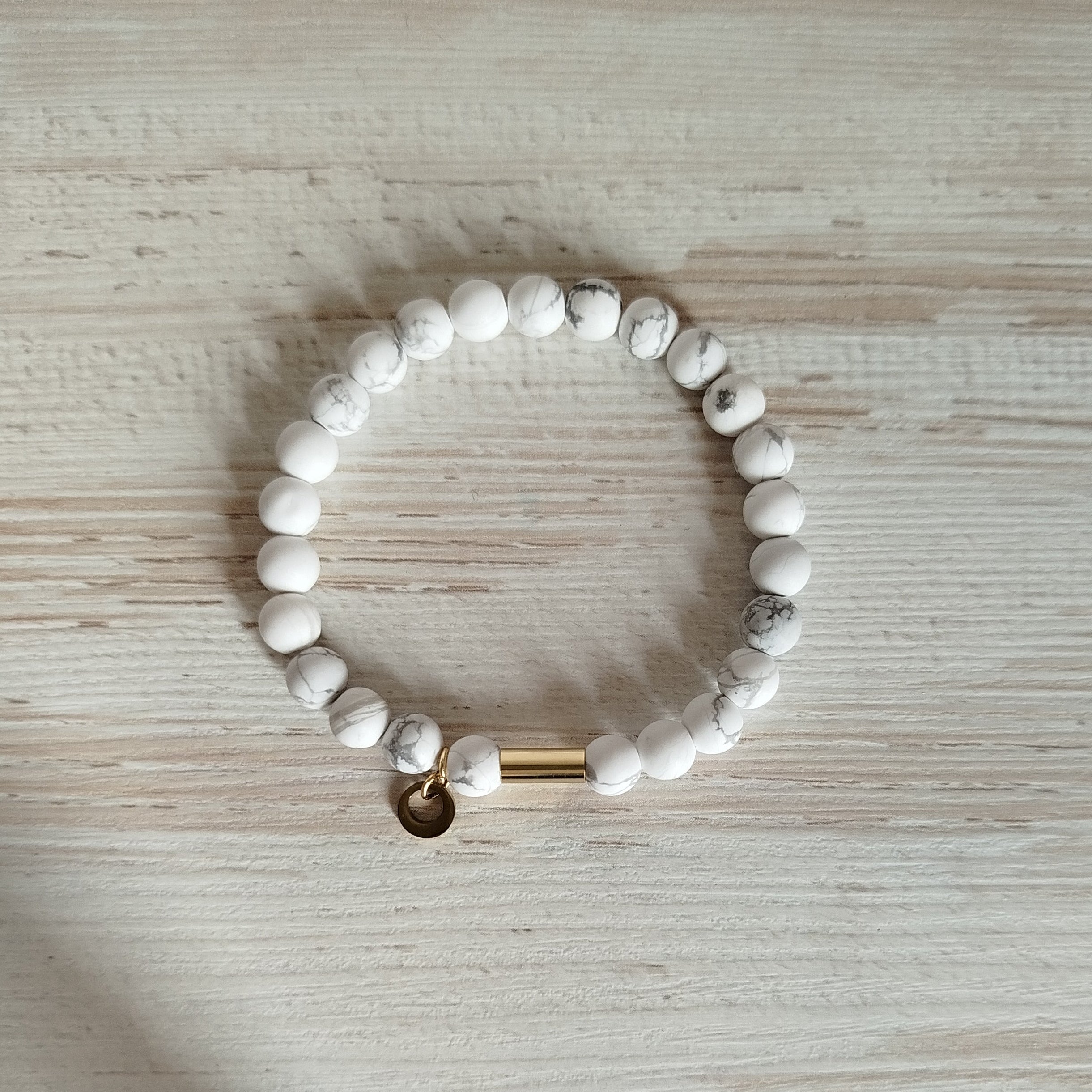 Pulsera Omira · Howlita para calma y conexión espiritual