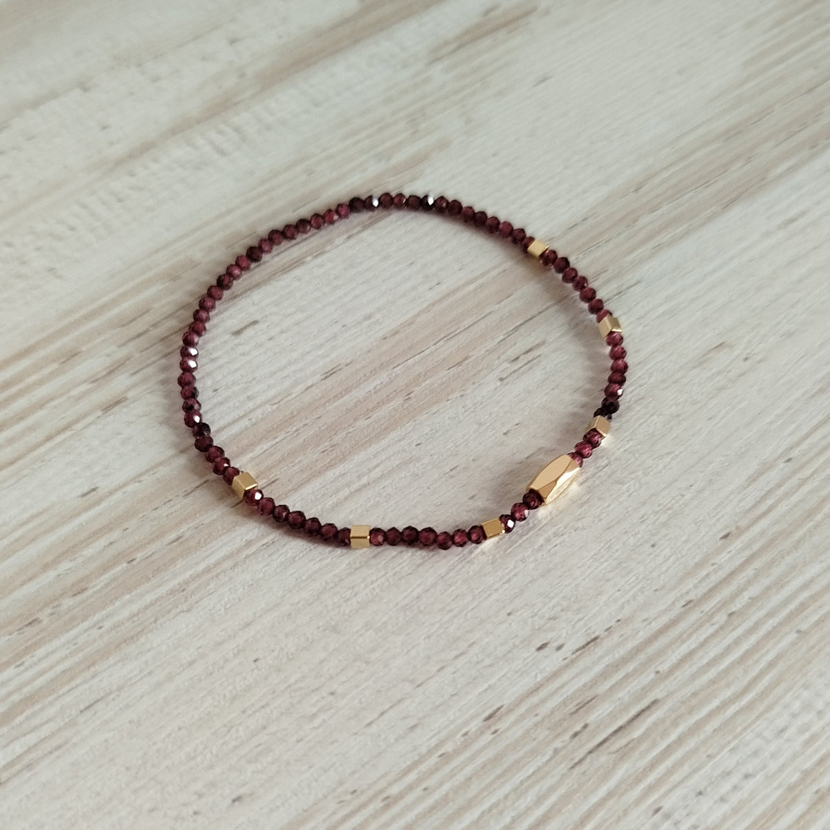 Pulsera Granate Grevara | Vitalidad · Confianza · Limpieza