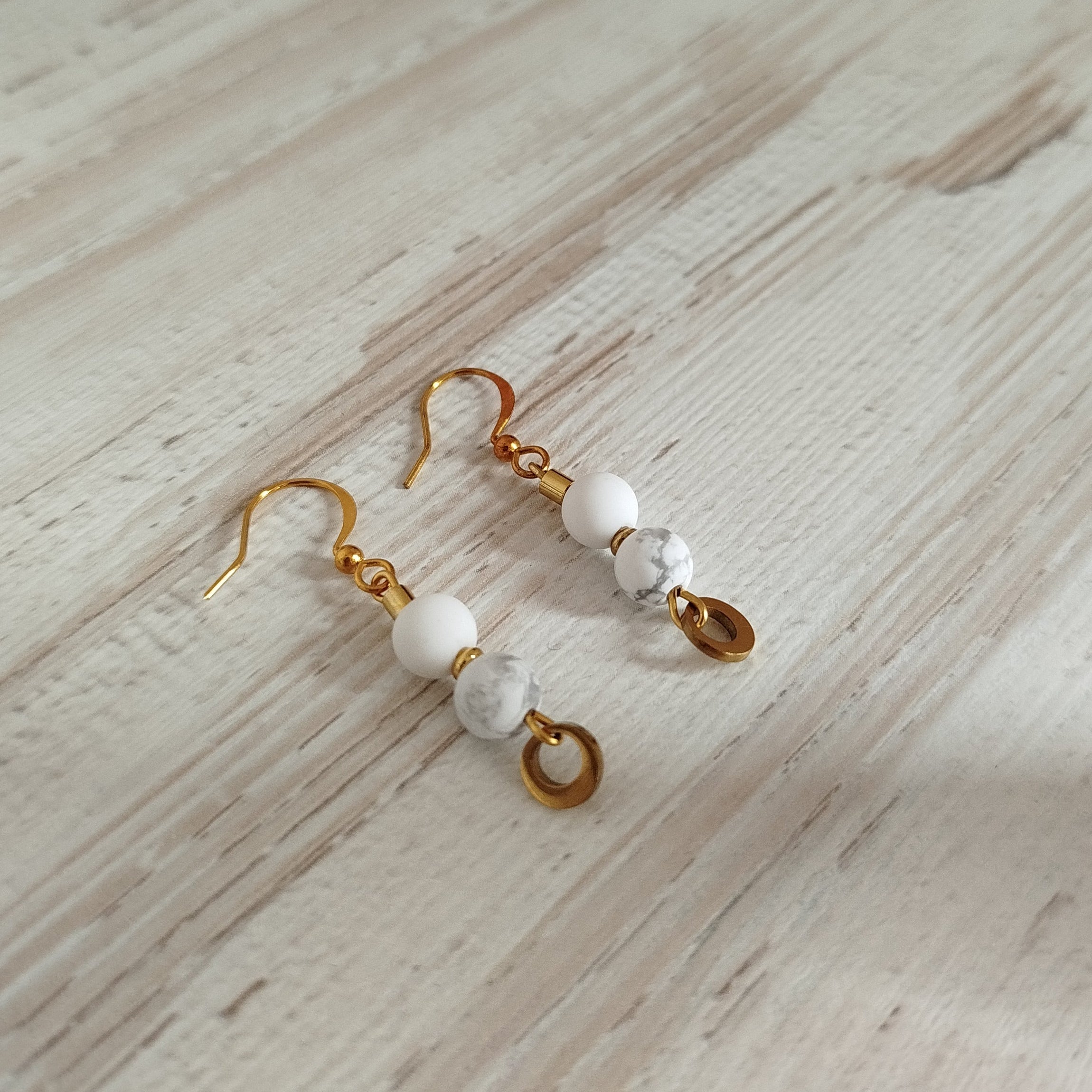 Pendientes Howlita Omira | Calma · Conexión espiritual