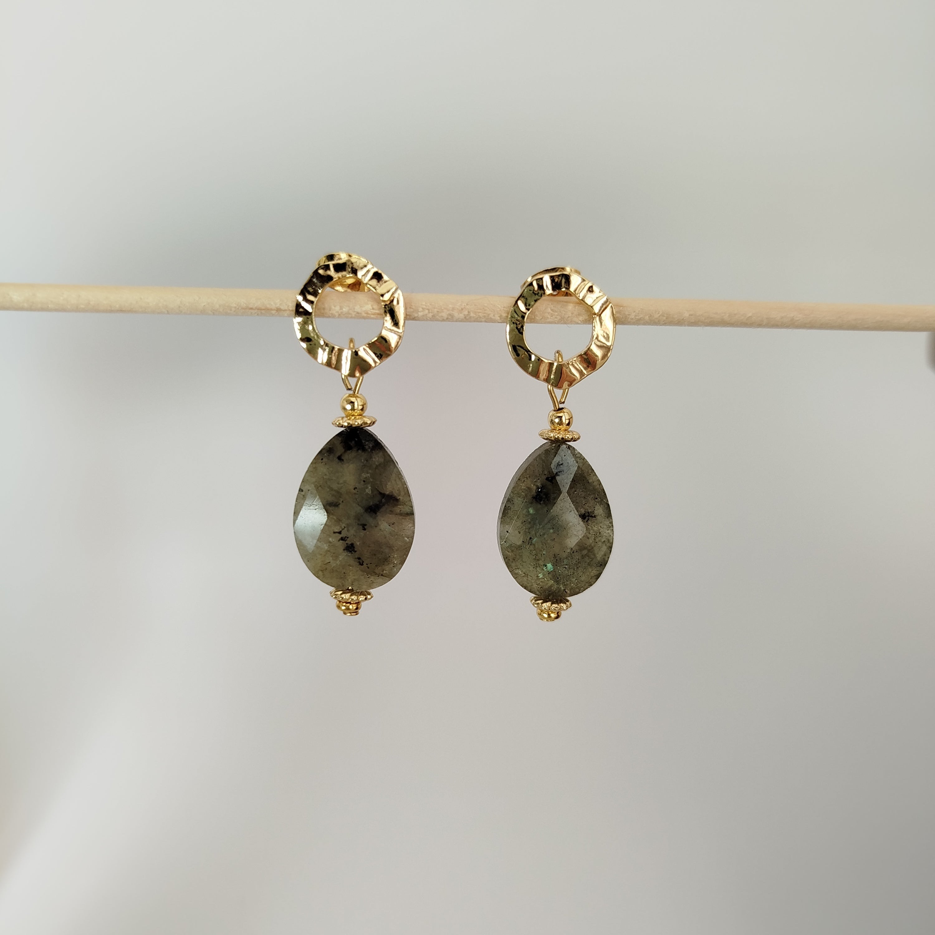 Pendientes Ethira · Labradorita para protección, limpieza e intuición